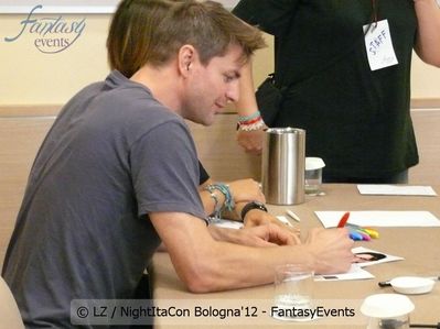 Night-itacon-autograph-session-official-sept-1st-2012-002.JPG