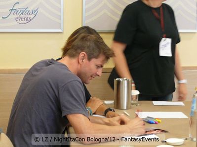 Night-itacon-autograph-session-official-sept-1st-2012-004.JPG