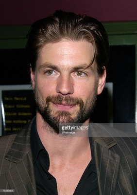 Wake-sneak-preview-hollywood-arrivals-may-27th-2004-004.jpg