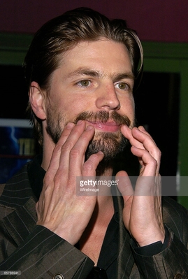 Wake-sneak-preview-hollywood-arrivals-may-27th-2004-007.jpg